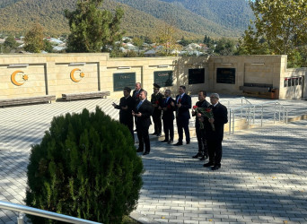 Oğuz Rayon İcra Hakimiyyətinin başçısı Cavid Əbdul-Qədirov, şəhid Əliyev Anar Talıb oğlunun qəbirüstü abidəsini və ailə üzvlərini ziyarət etmişdir