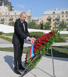 İlham Əliyev Anım Günü ilə əlaqədar Bakıdakı Zəfər parkında olub