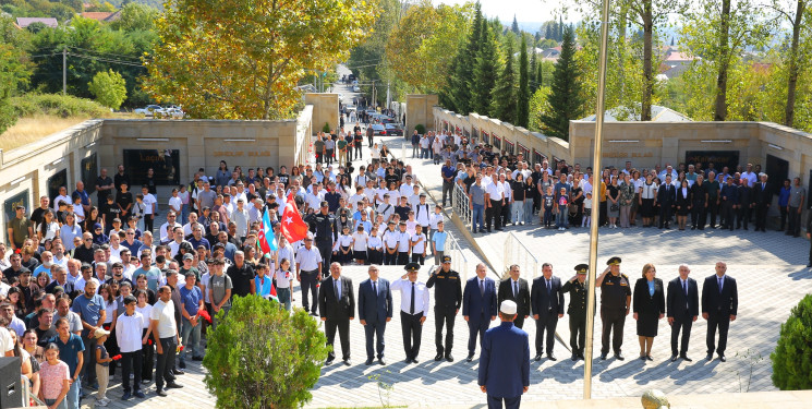 Şəhidlərin xatirəsi bir dəqiqəlik sükutla yad edilib