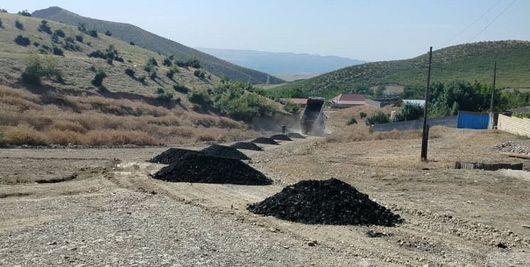 Qarabulaq kəndində şəhid ailələrinin yaşayış ünvanlarına gedən avtomobil yollarında təmir işləri aparılmışdır.