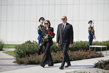 İlham Əliyev Anım Günü ilə əlaqədar Bakıdakı Zəfər parkında olub